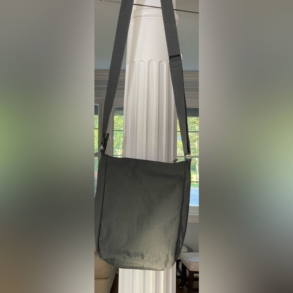 Baggallini women’s Crossbody pewter gray Bags/ Top zipper many pockets - Picture 2 of 6